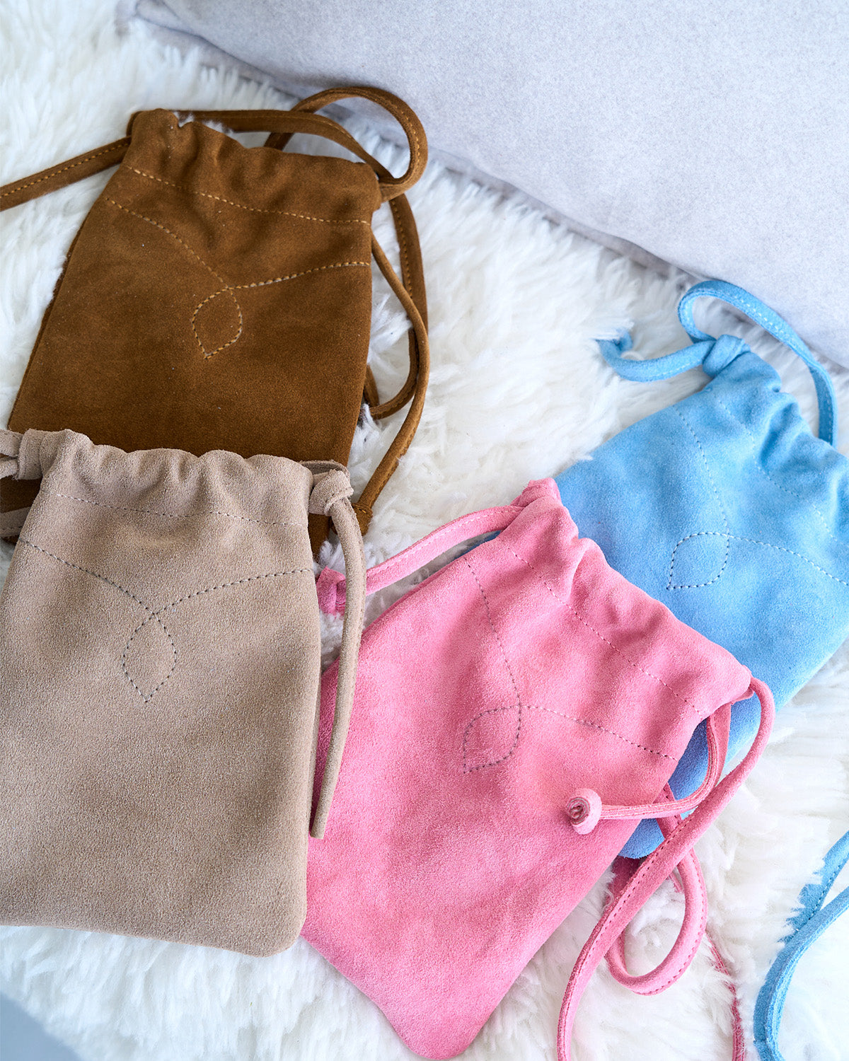 Замшева сумка-мішечок Ninetta — бежевий