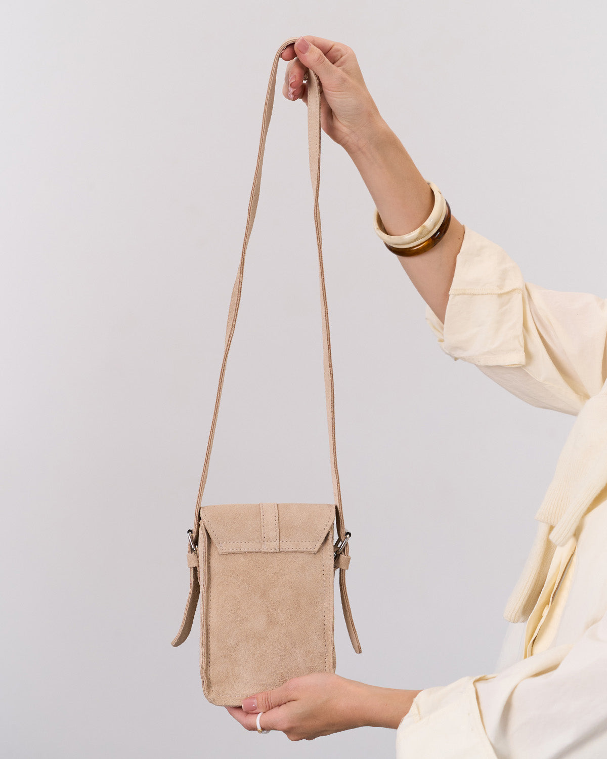 Замшева сумка для телефону Noemi — молочний