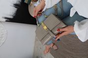 Крос-боді сумочка жіноча з регульованим ремінцем, Lumeris, Сіра 110043-grey фото 6
