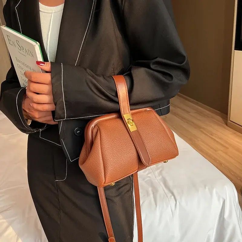 Сумка кожаная женская кросс-боди, Victoria Irisse Коричневая 110100-brown фото