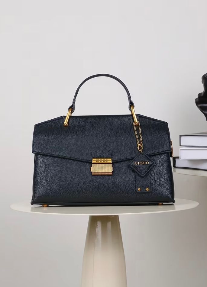 Женская кожаная сумка в лаконичном стиле, черная, Velora Minimal 110211-black фото