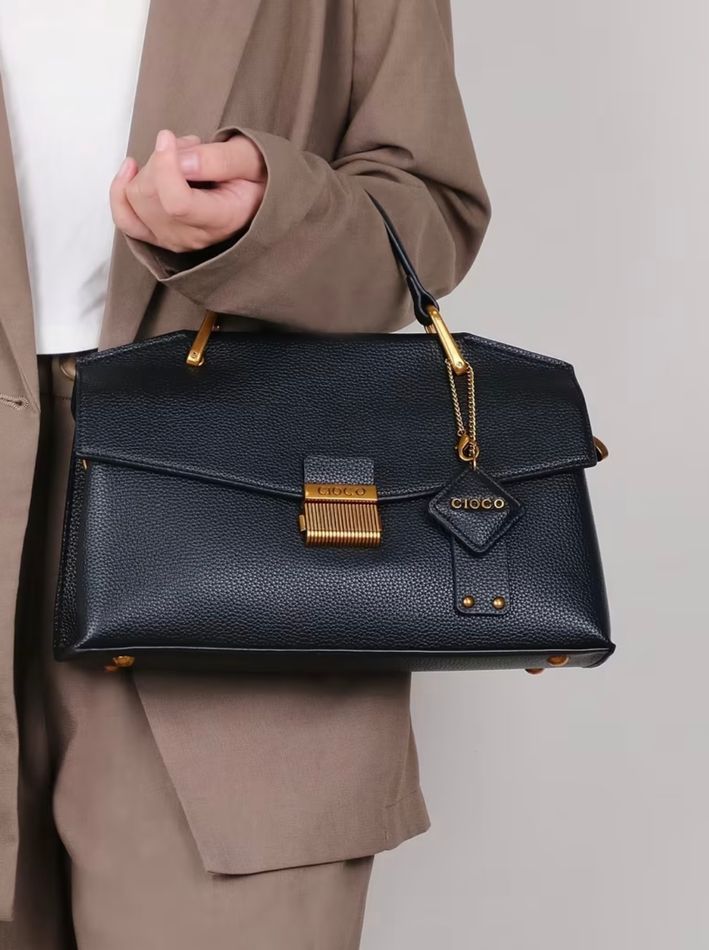 Женская кожаная сумка в лаконичном стиле, черная, Velora Minimal 110211-black фото