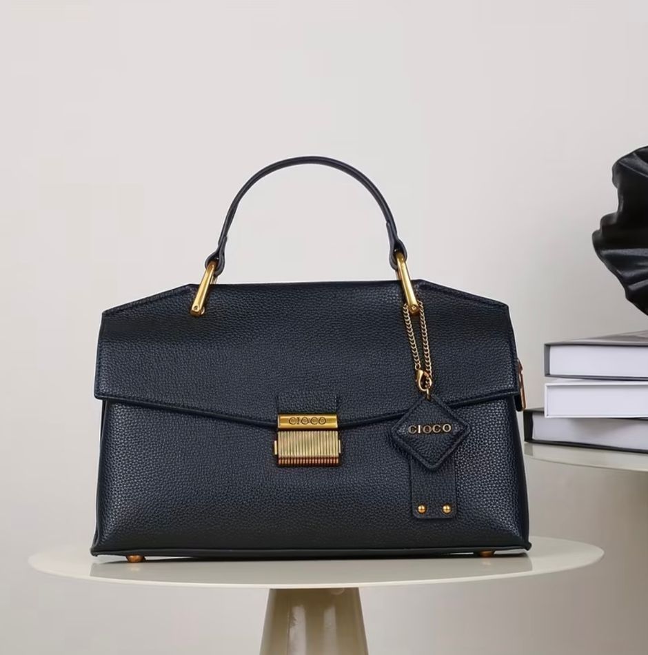 Женская кожаная сумка в лаконичном стиле, черная, Velora Minimal 110211-black фото